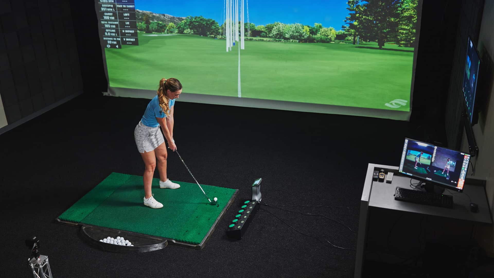 Exploring The Best Indoor Golf Simulator in Dubai | GOLFTEC